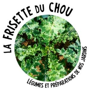Étiquette circulaire pour « la frisette du chou », présentant un gros plan de feuilles de chou frisé vert et frisé avec des superpositions de texte sur les légumes locaux et les préparations du jardin.