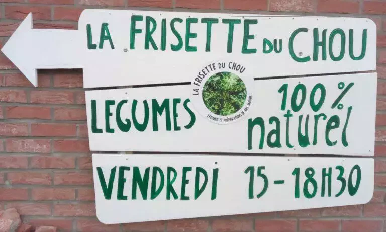 Panneau directionnel avec texte 