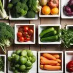 Divers légumes frais, notamment du brocoli, des tomates, des carottes et des concombres, soigneusement disposés dans des bols carrés blancs sur une surface en bois, dans le cadre d'un abonnement de maraîcher.